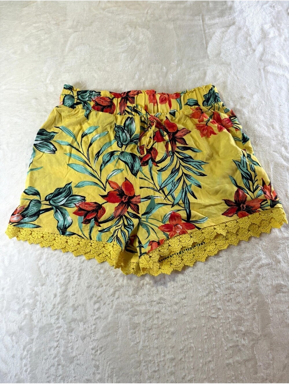 No Boundaries Womens M Yellow Floral Crochet Lace Trim Shorts Drawstring